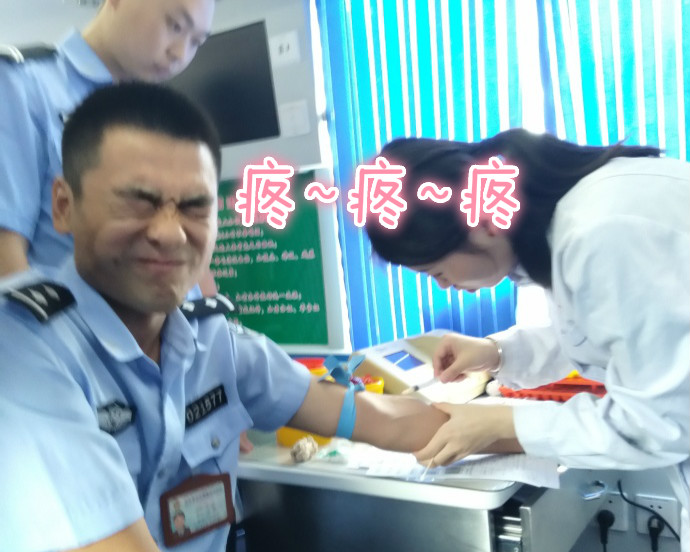 疼skr人！警察在移動(dòng)獻(xiàn)血車(chē)上的表情包亮了