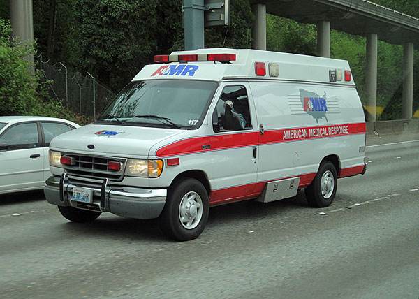 救護車生產(chǎn)廠家簡析車內(nèi)的醫(yī)療配置有哪些？